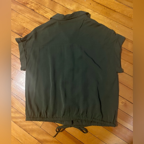 Cropped Button-up Shirt - Picture 3 of 4